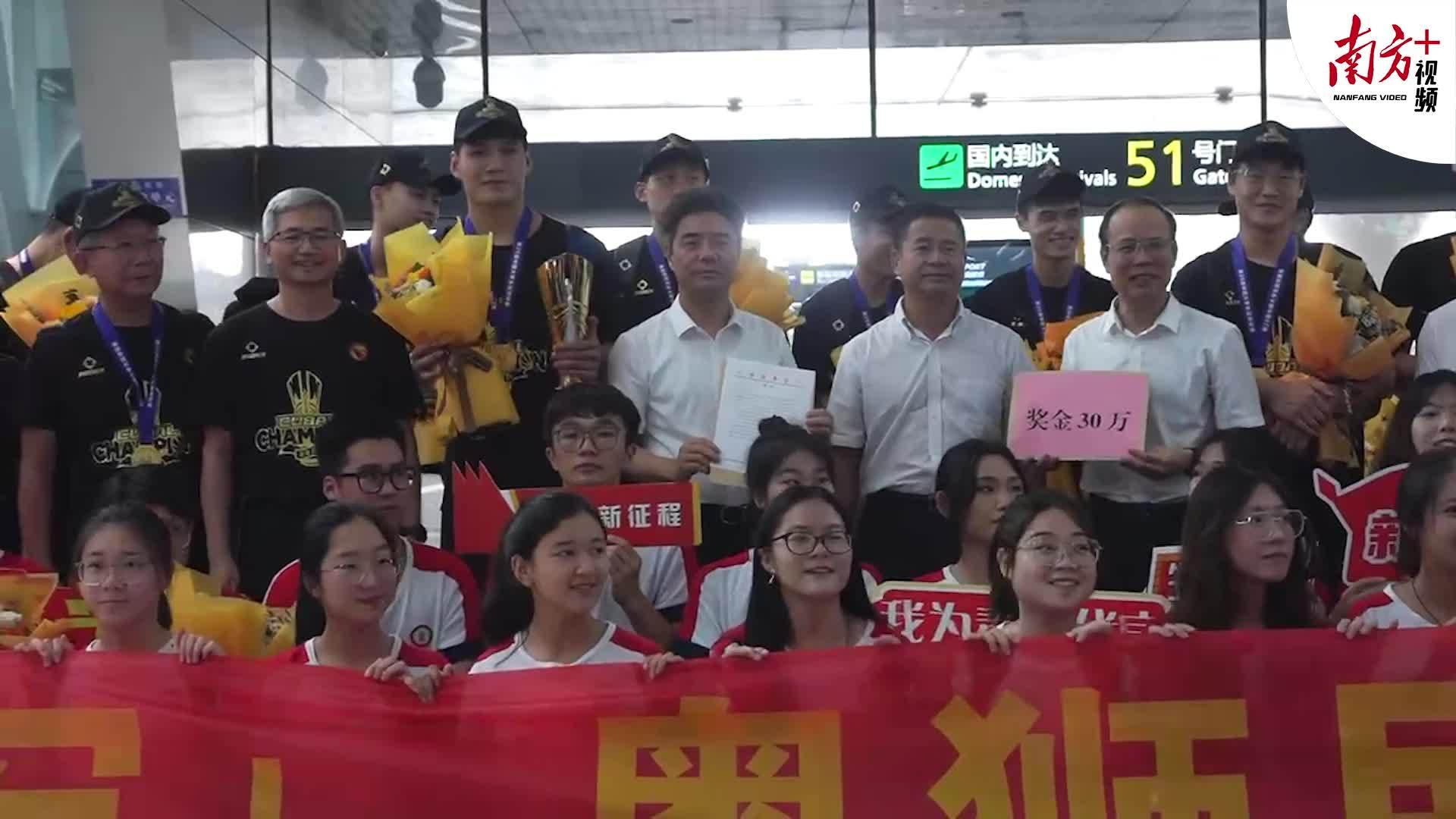 篮球奖金冠军钱得到了吗_篮球冠军得到多少钱奖金_篮球冠军发几块金牌