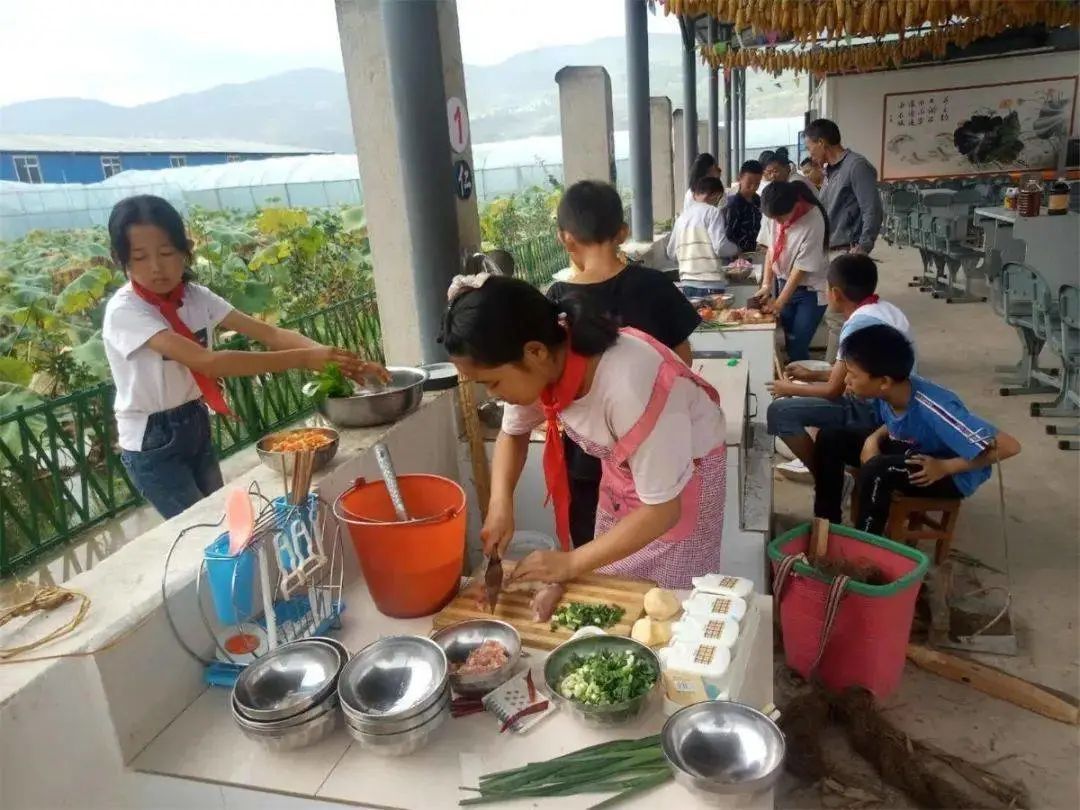 铭记历史勿忘国耻足球手抄报_关于铭记历史勿忘国耻的小报_铭记国耻勿忘历史的手抄报