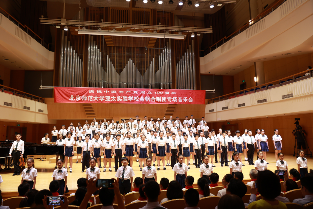 男女混合游泳接力全程碾压夺冠_游泳混双技巧男女_游泳男女混双接力