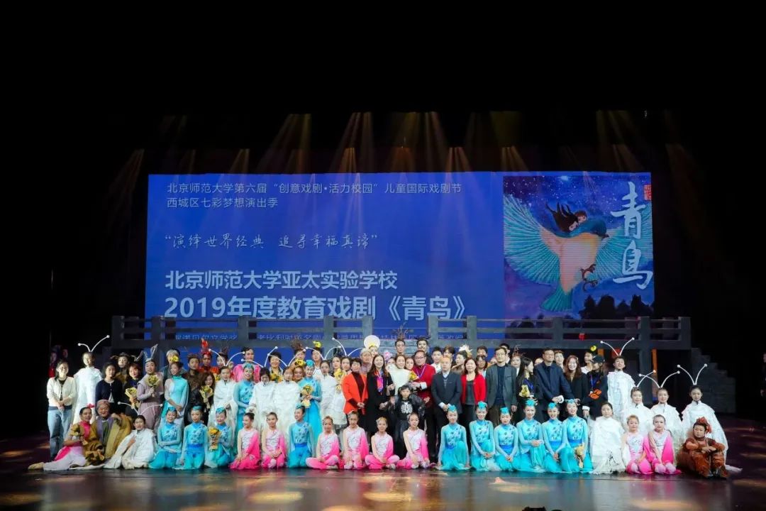 游泳男女混双接力_游泳混双技巧男女_男女混合游泳接力全程碾压夺冠