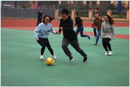 小学足球教学案例分析_小学足球教学现状调查与分析_小学生足球教育历史发展